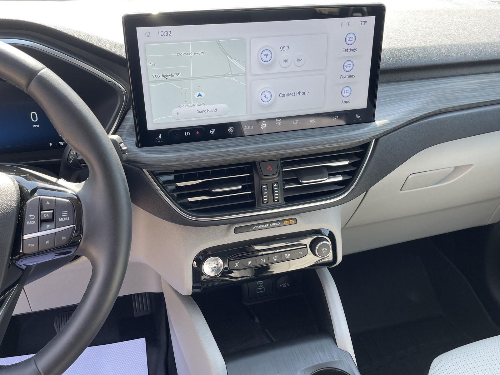 Vehicle photo 14