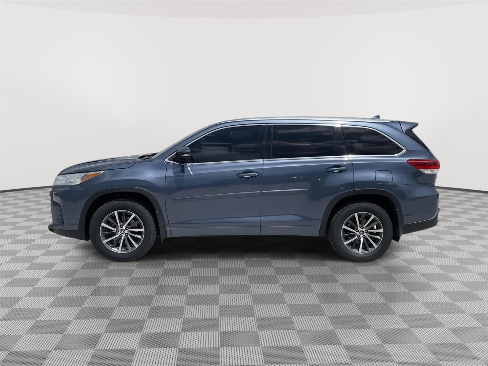 Vehicle photo 2