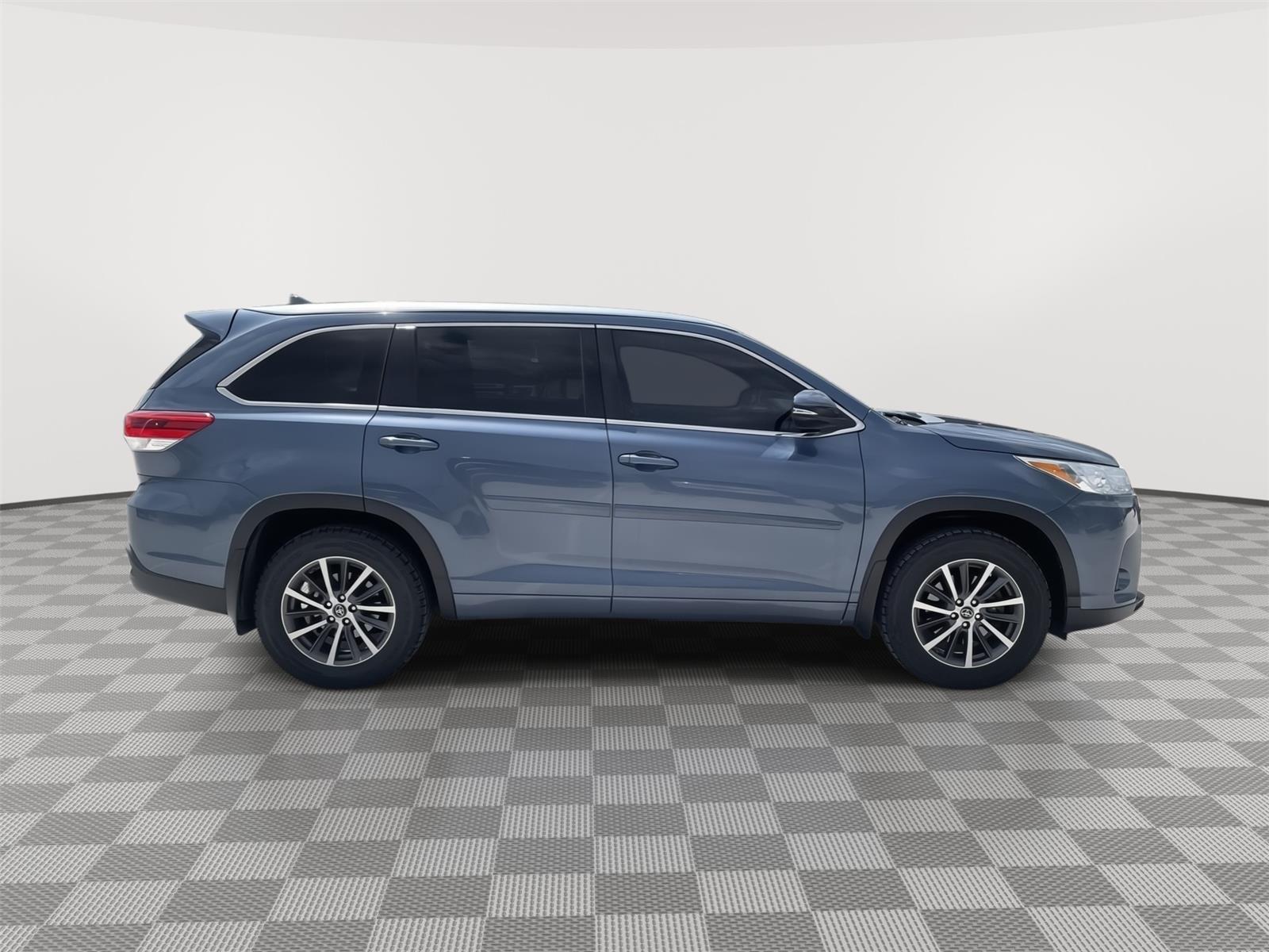 Vehicle photo 7
