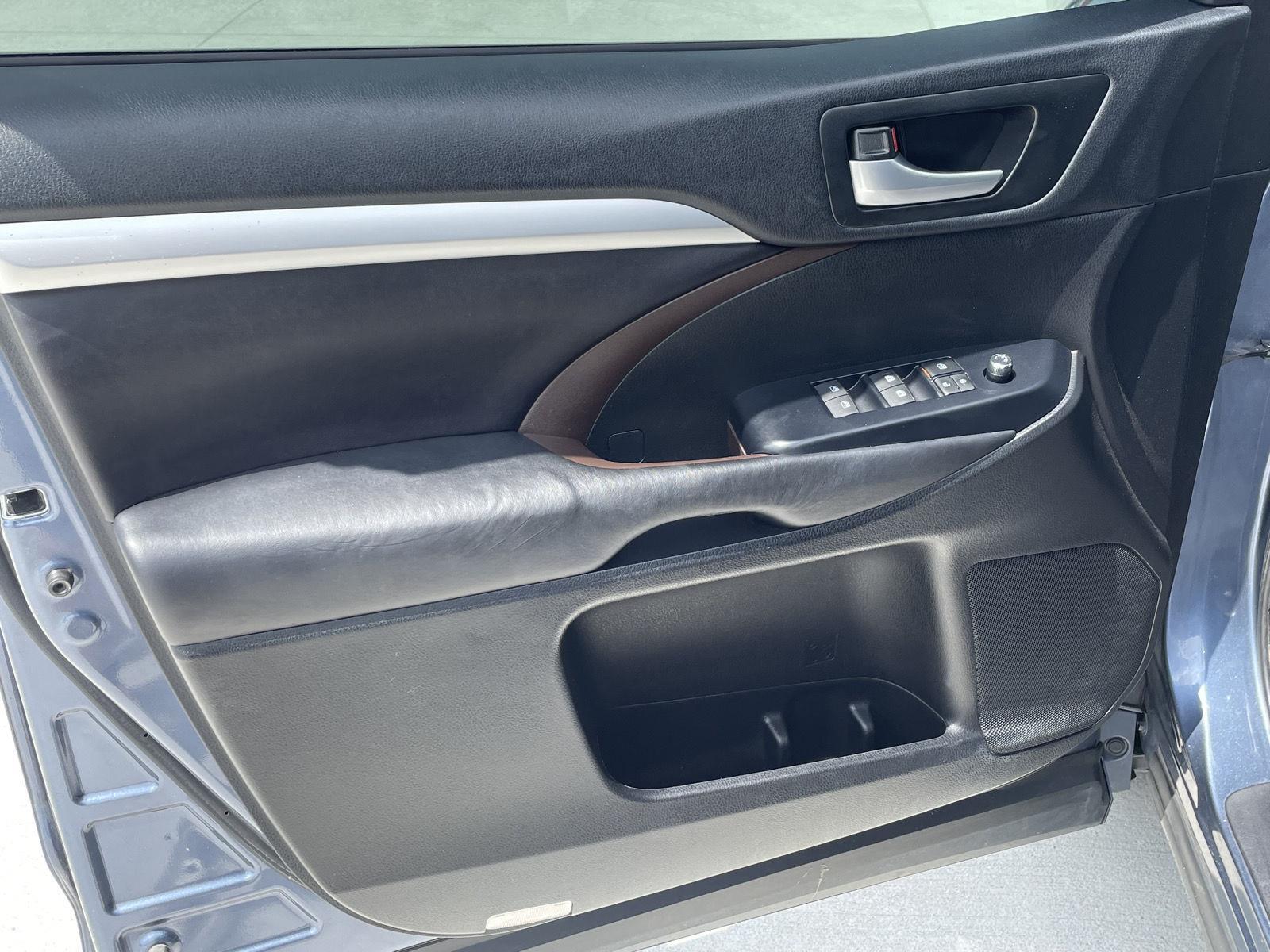 Vehicle photo 12