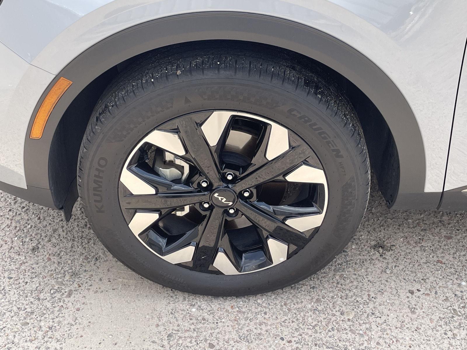 Vehicle photo 10
