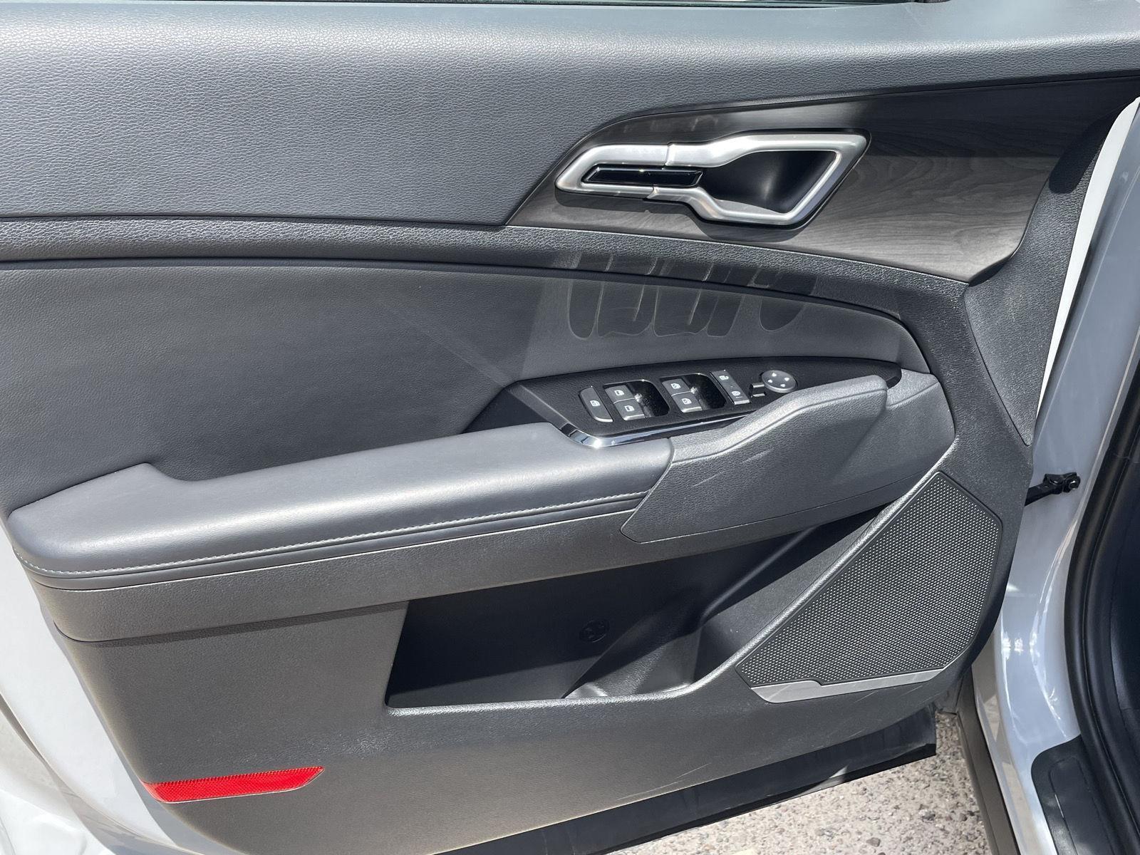 Vehicle photo 12