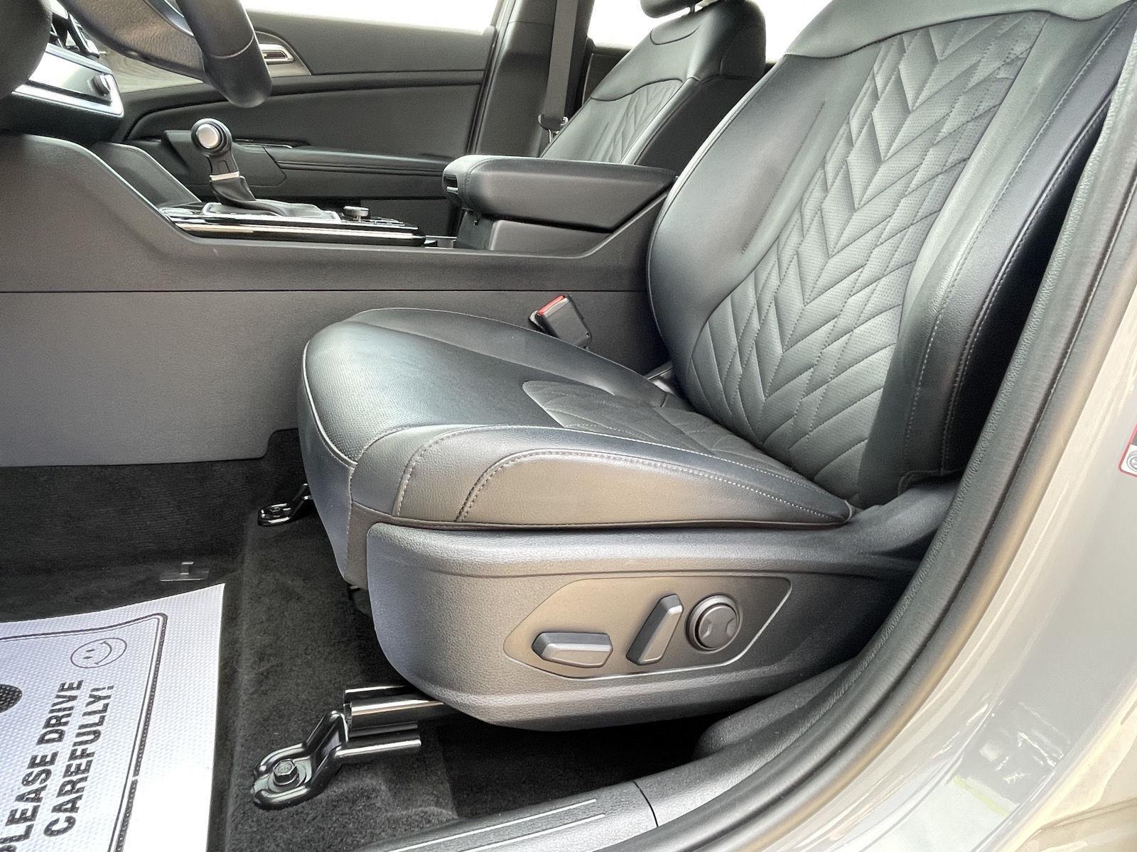 Vehicle photo 16