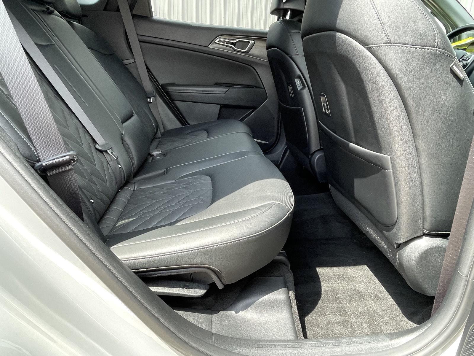 Vehicle photo 17