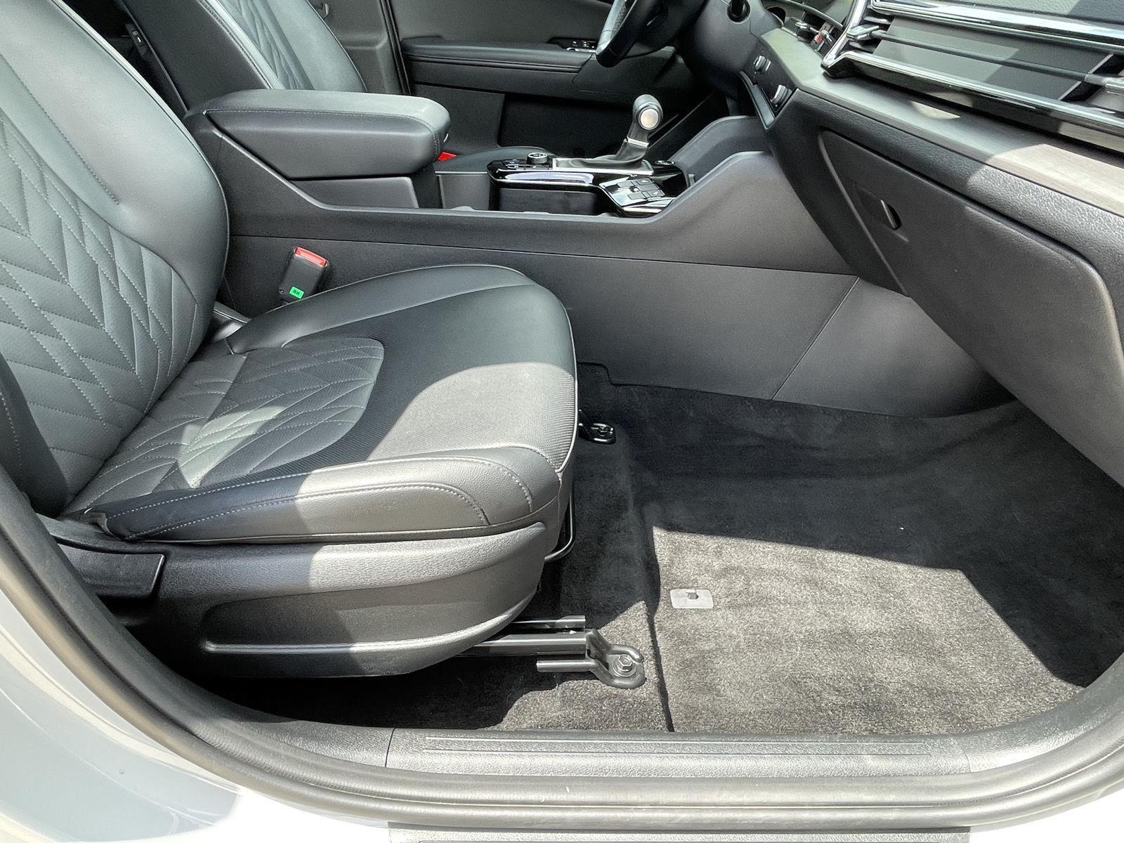 Vehicle photo 19