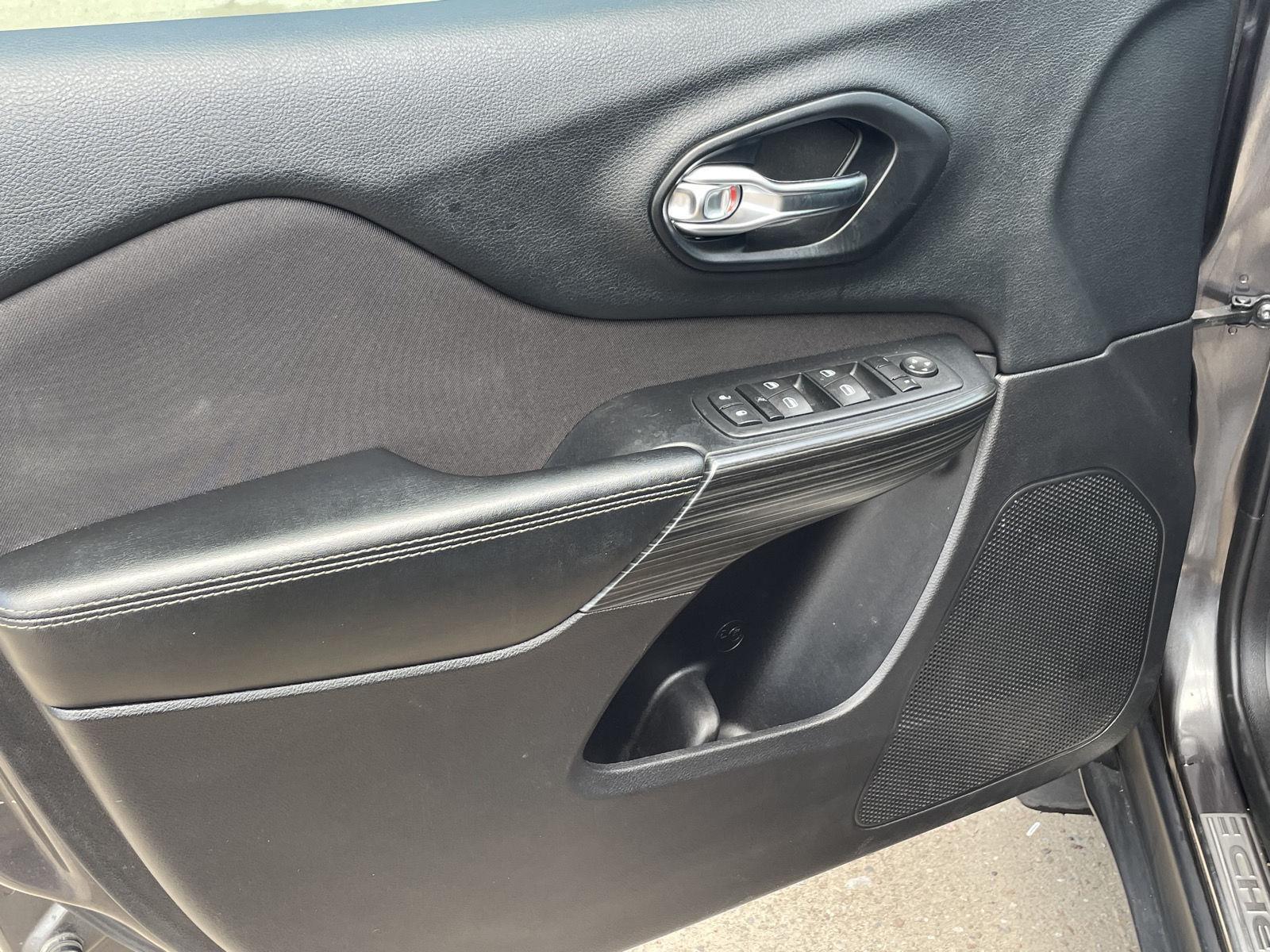 Vehicle photo 11