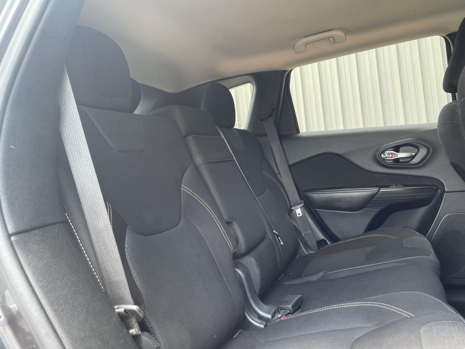 Vehicle photo 17
