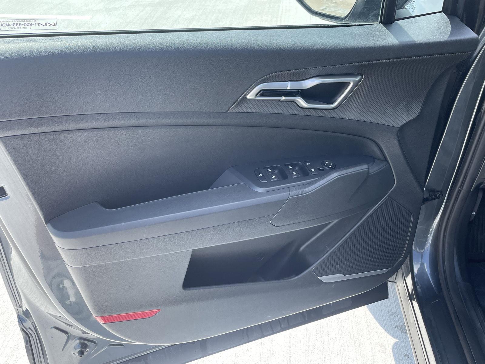 Vehicle photo 12
