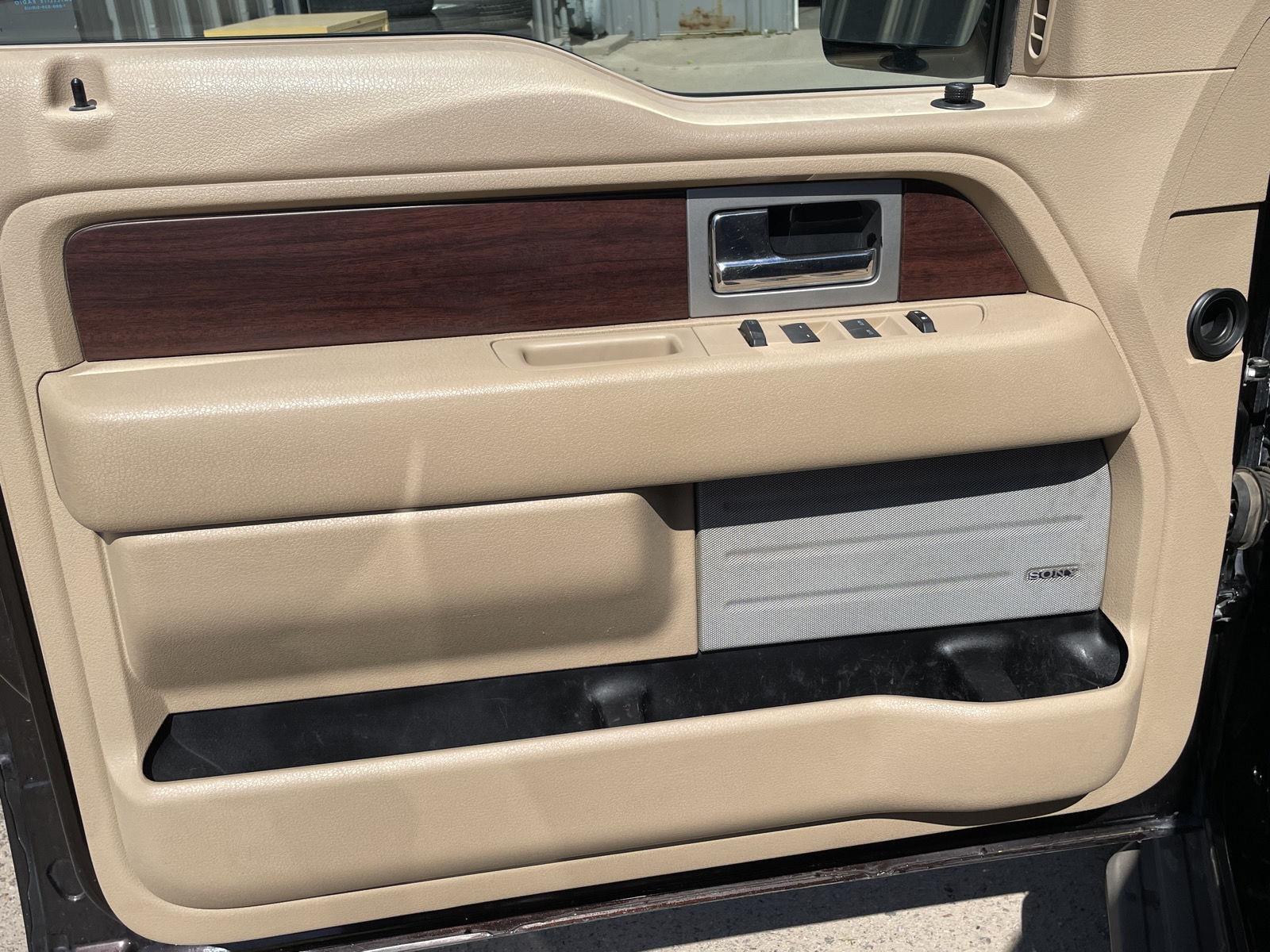 Vehicle photo 12