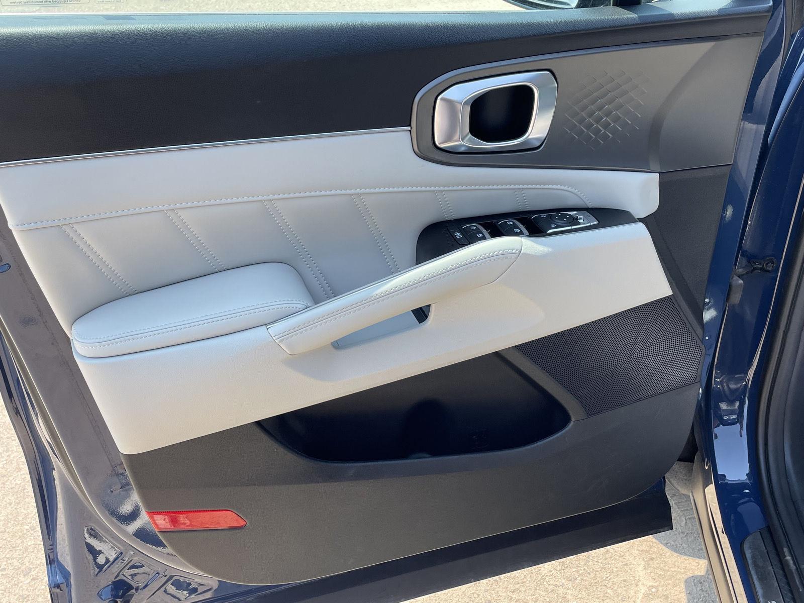Vehicle photo 12