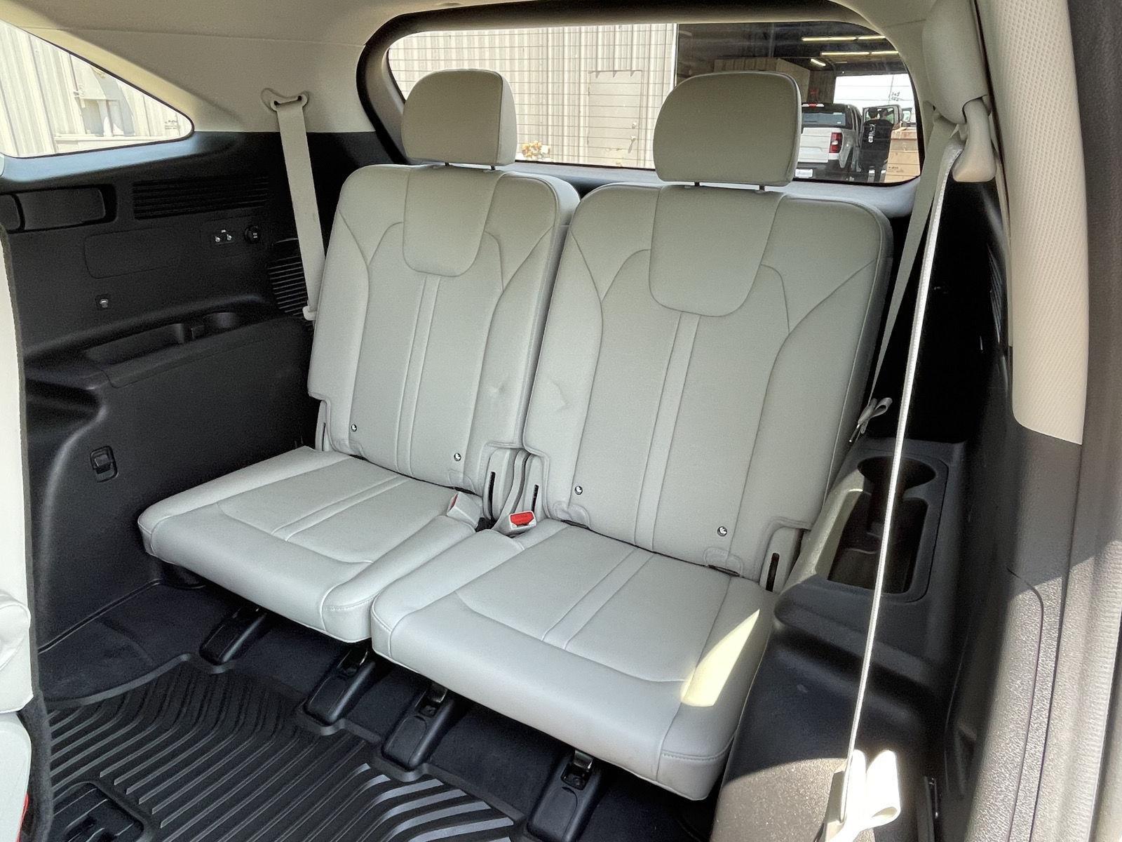 Vehicle photo 18