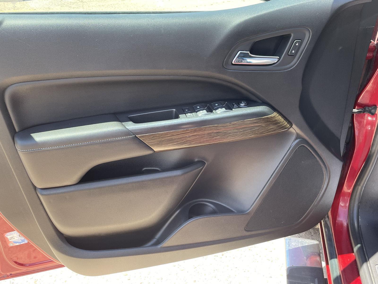Vehicle photo 12