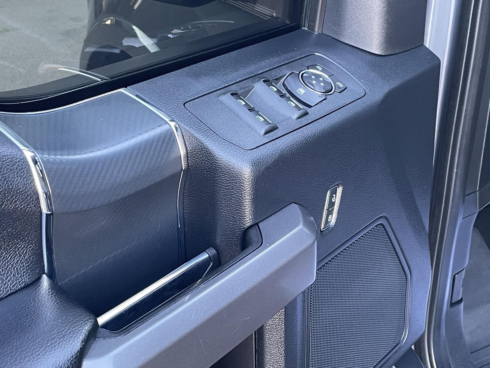 Vehicle photo 12