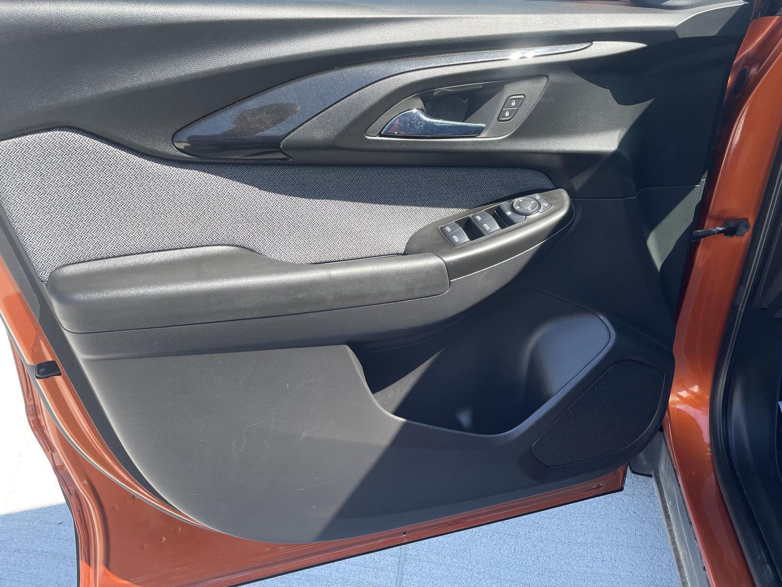 Vehicle photo 12