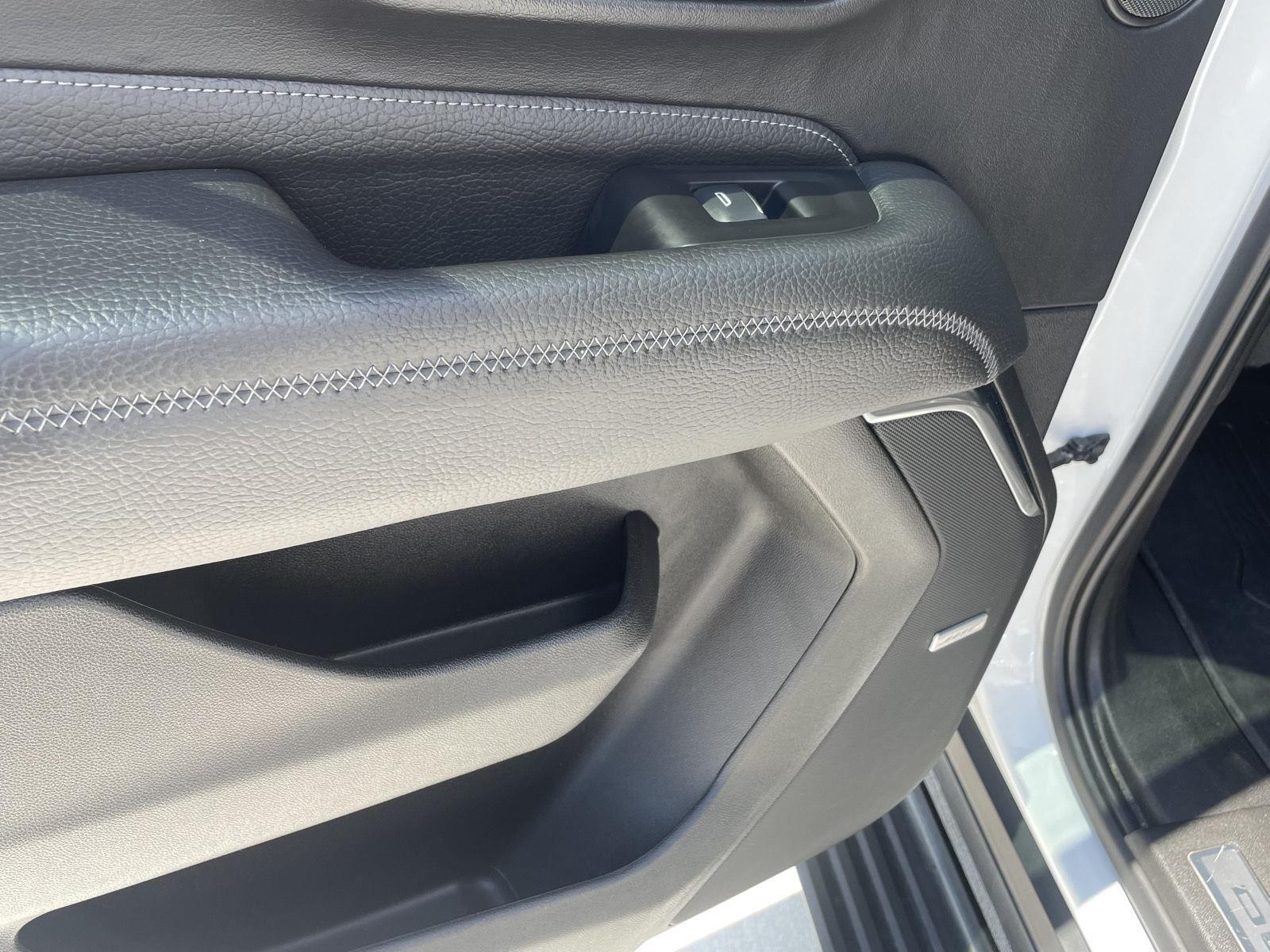 Vehicle photo 15