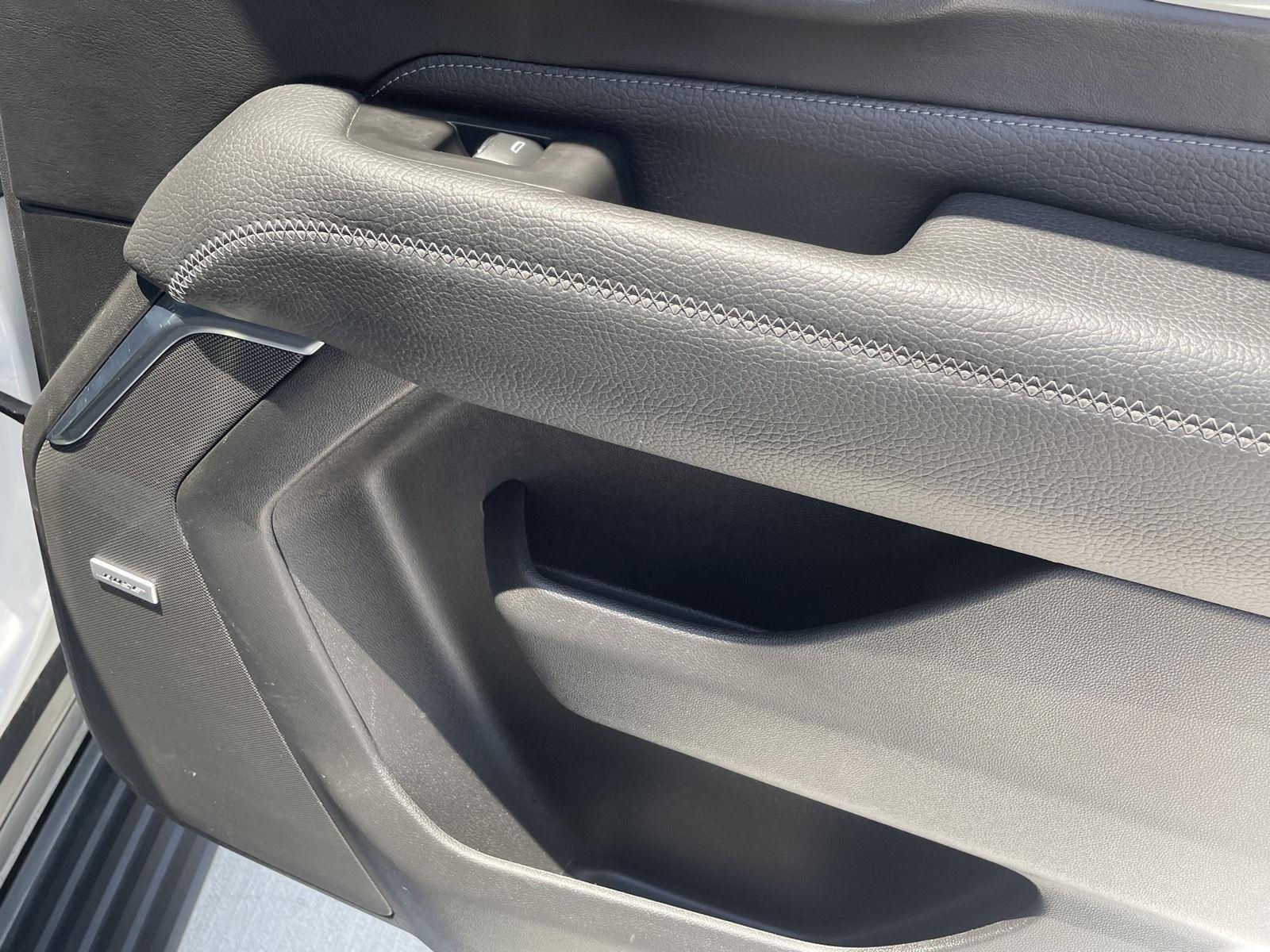 Vehicle photo 19