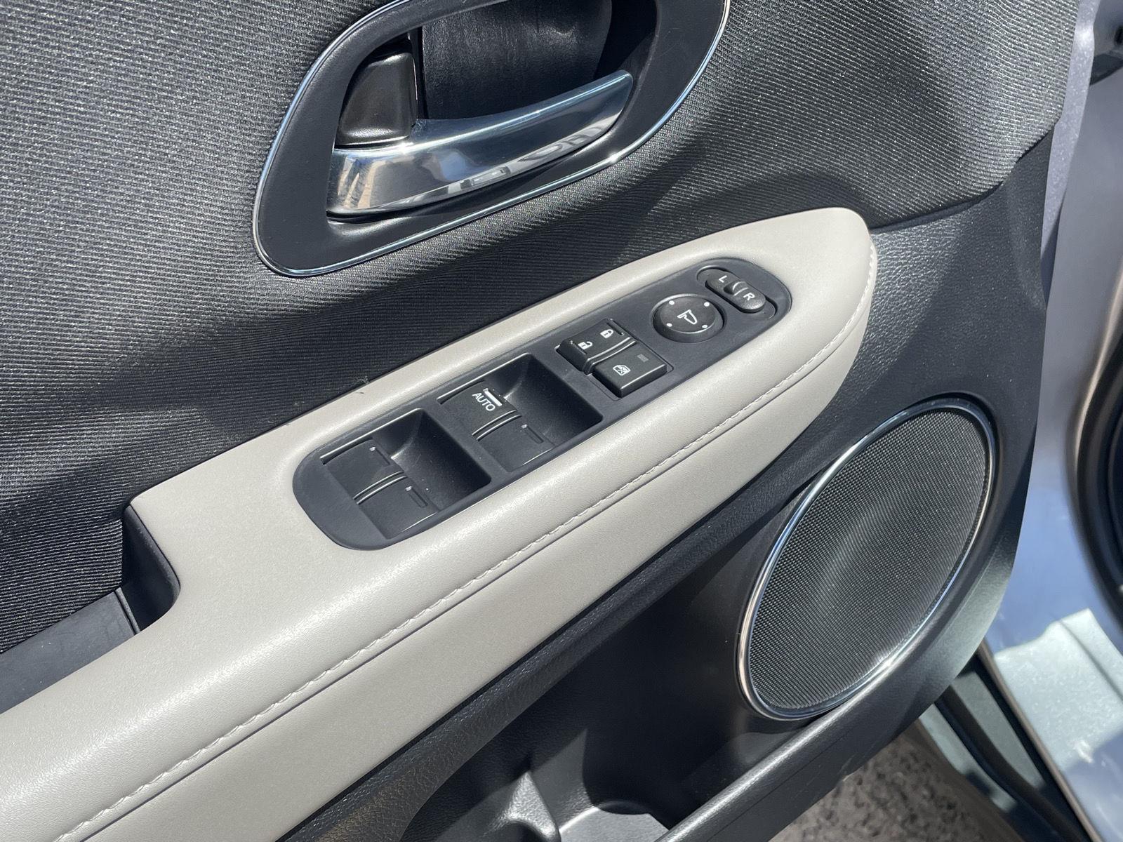 Vehicle photo 12
