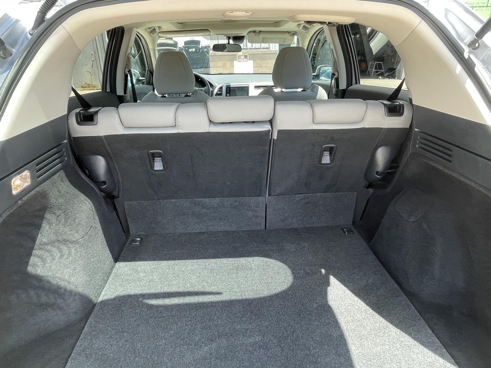 Vehicle photo 17