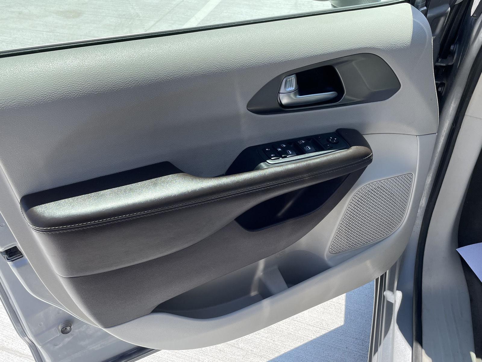 Vehicle photo 12
