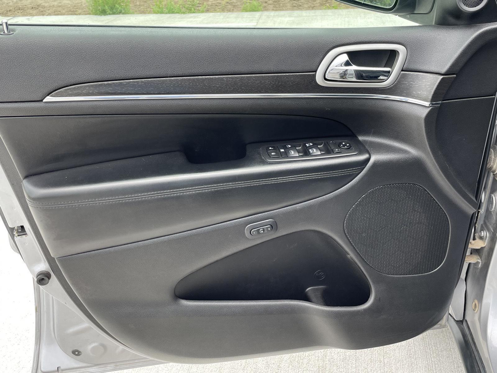 Vehicle photo 12