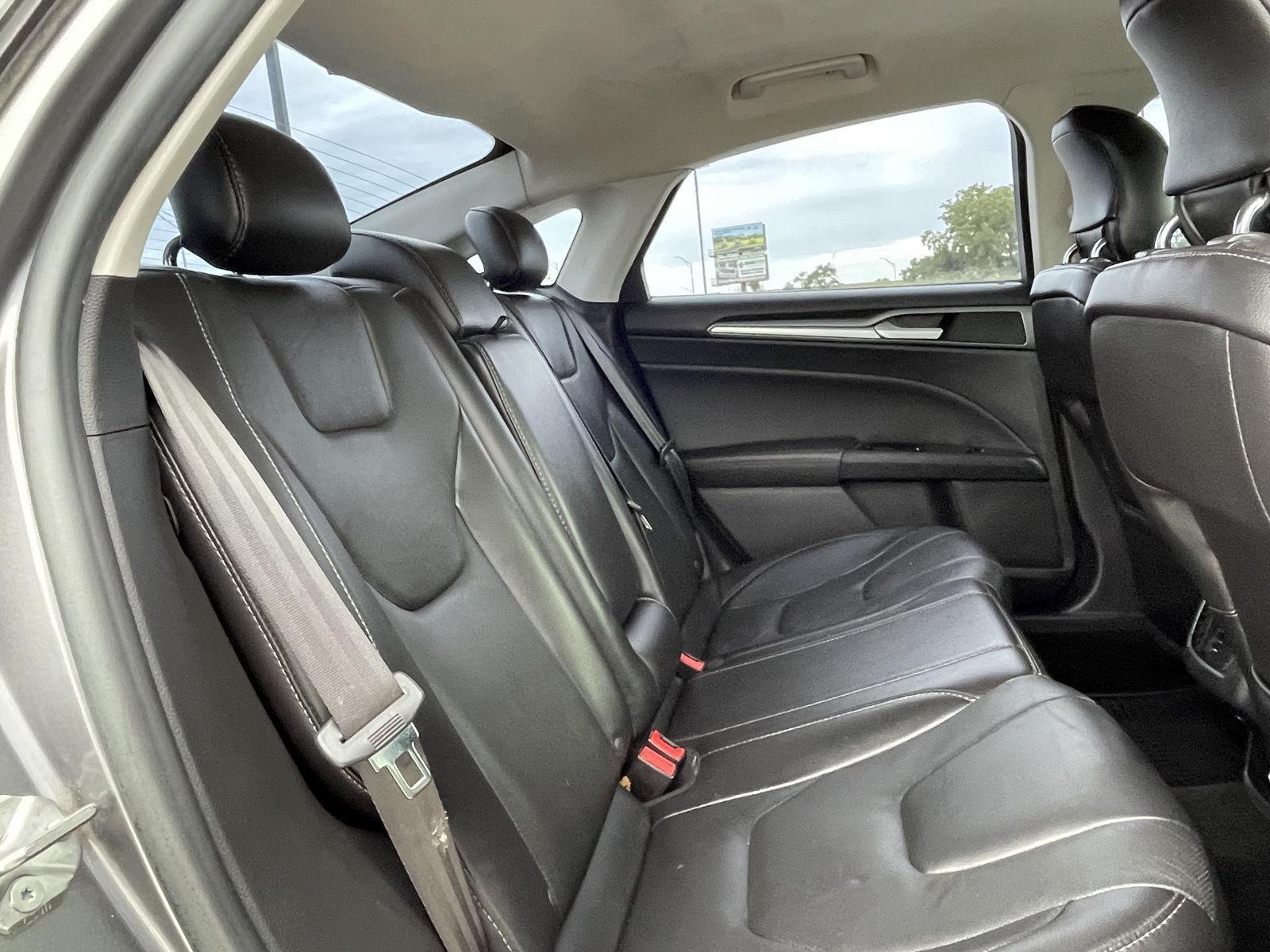Vehicle photo 12
