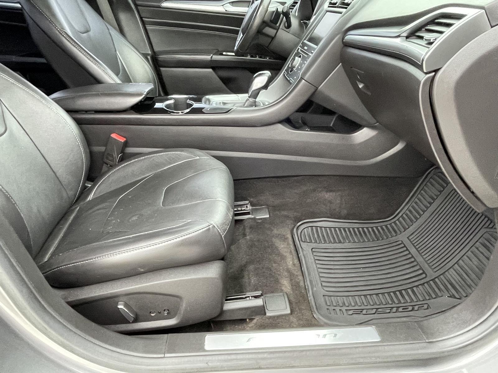 Vehicle photo 13