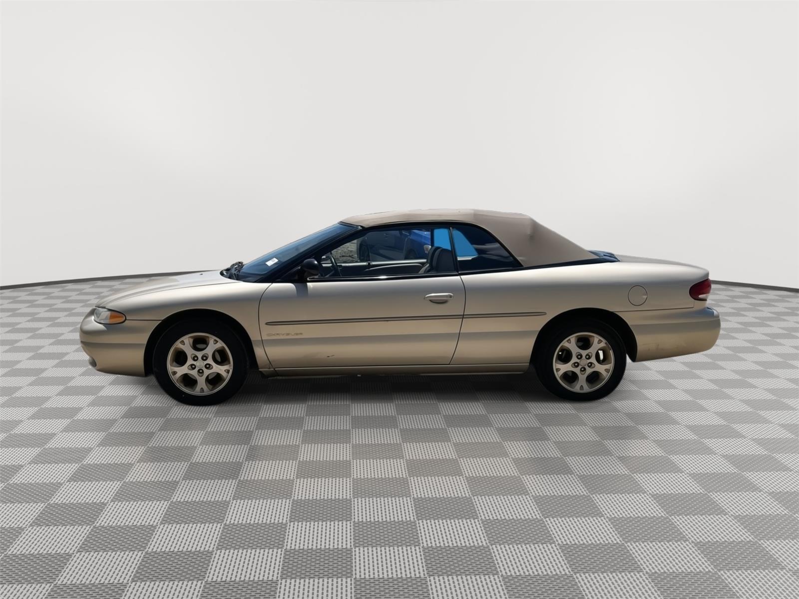 Vehicle photo 2