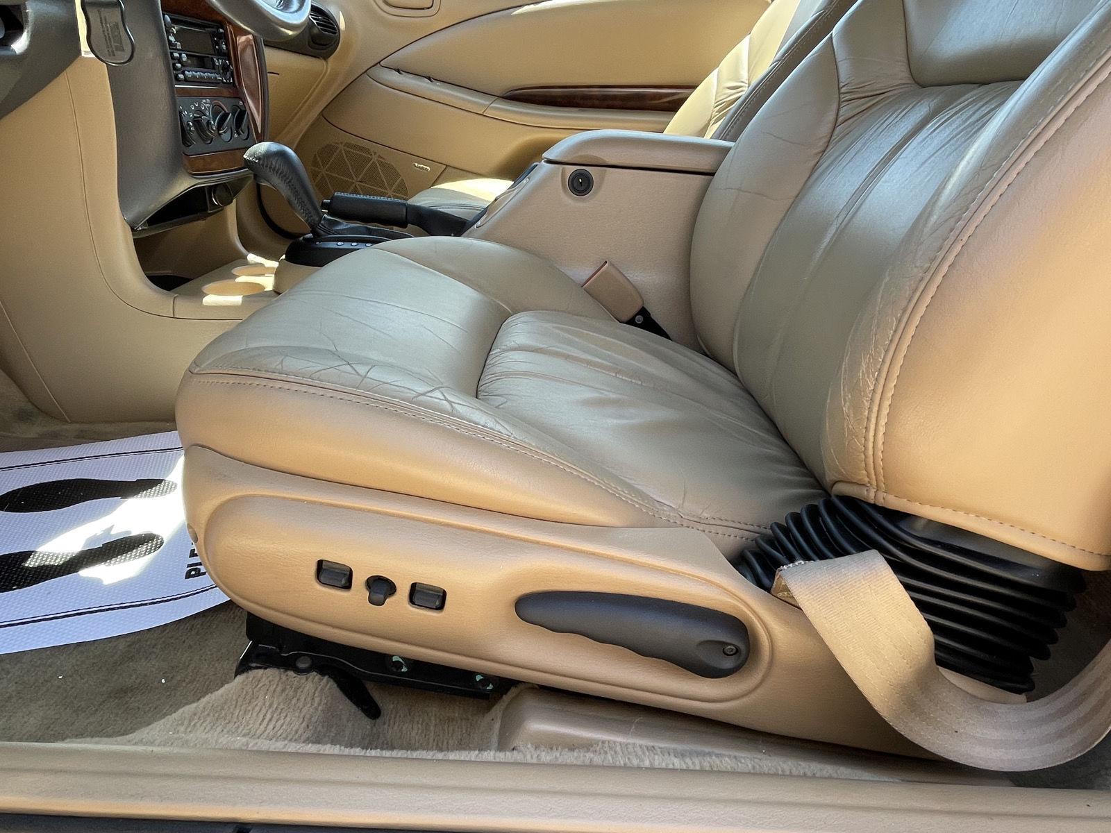 Vehicle photo 14