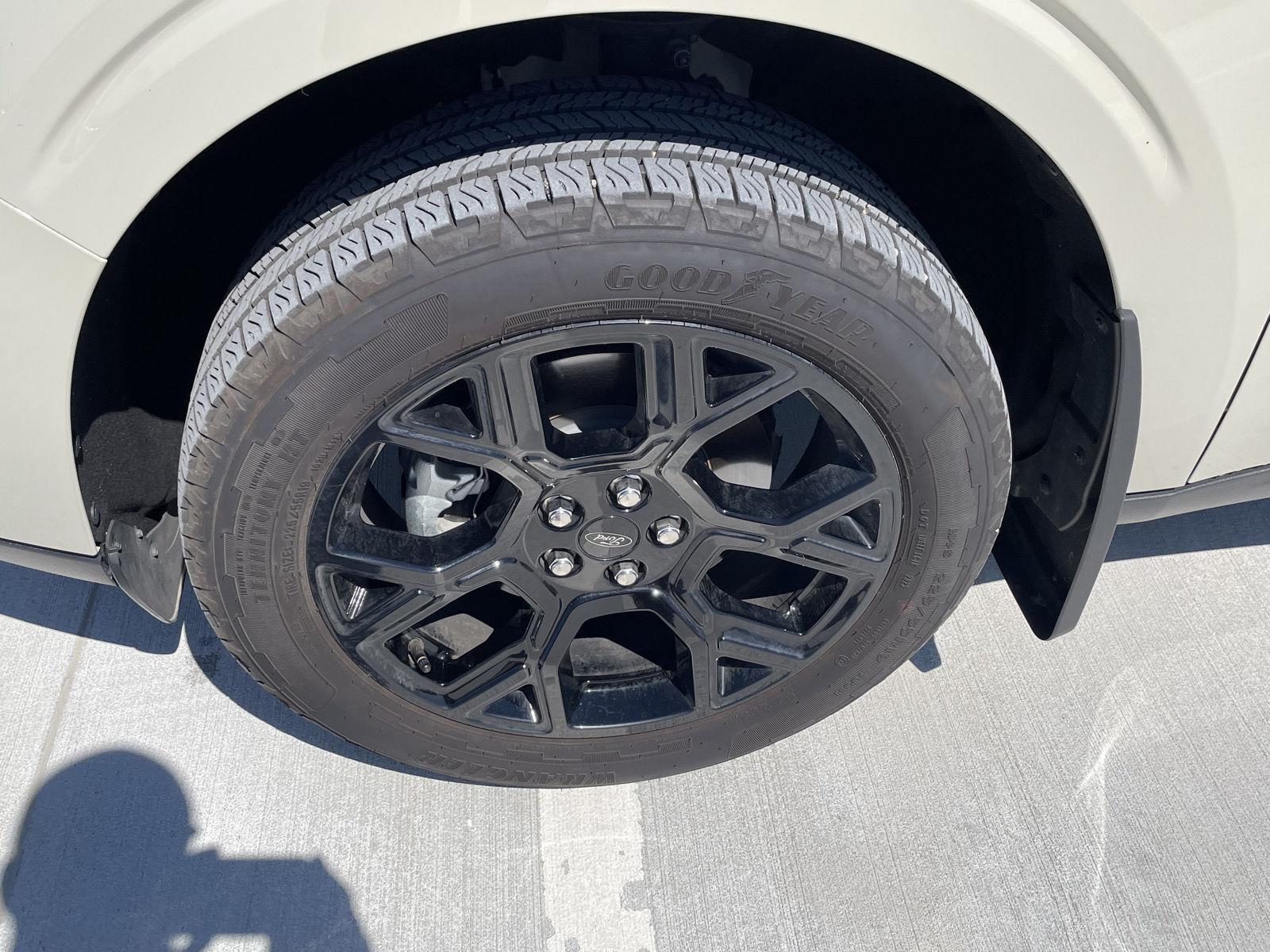 Vehicle photo 10