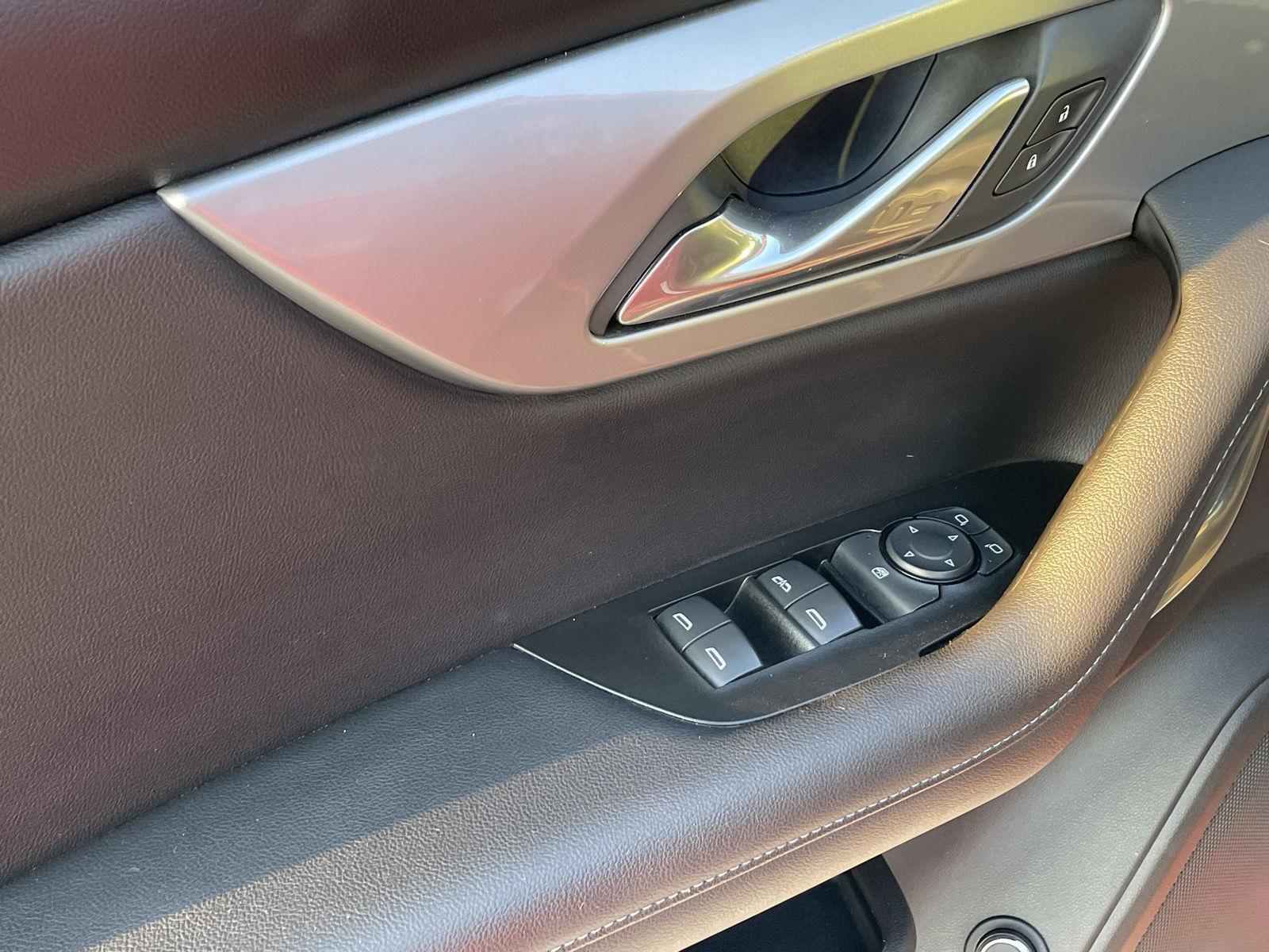 Vehicle photo 12