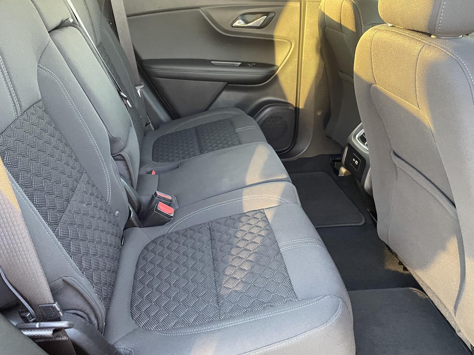 Vehicle photo 19