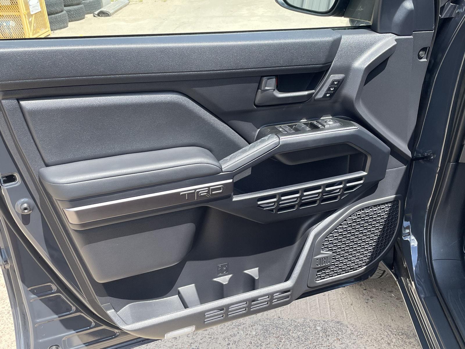 Vehicle photo 12