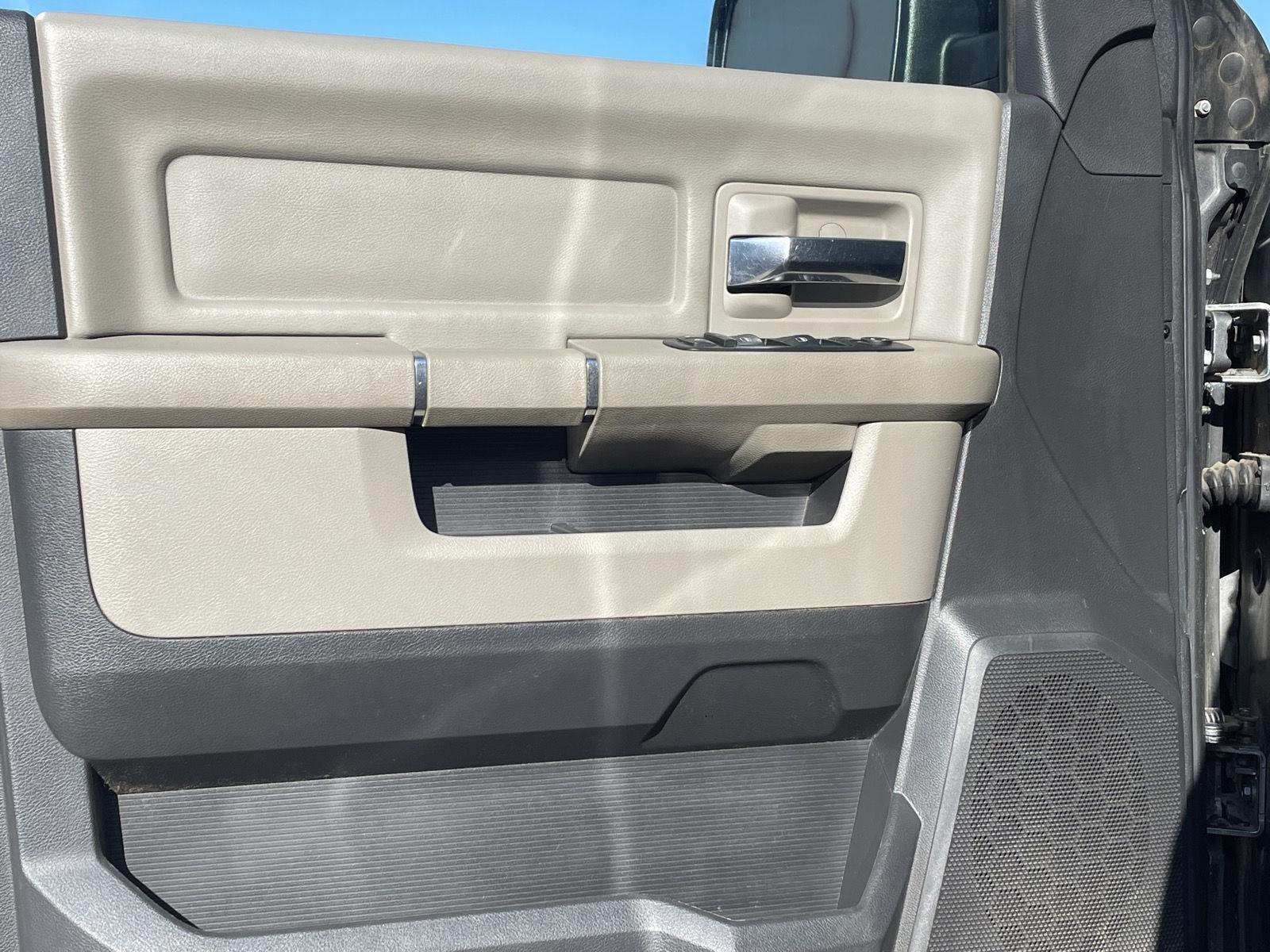 Vehicle photo 12