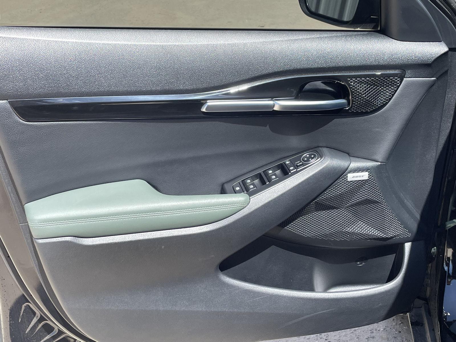 Vehicle photo 11