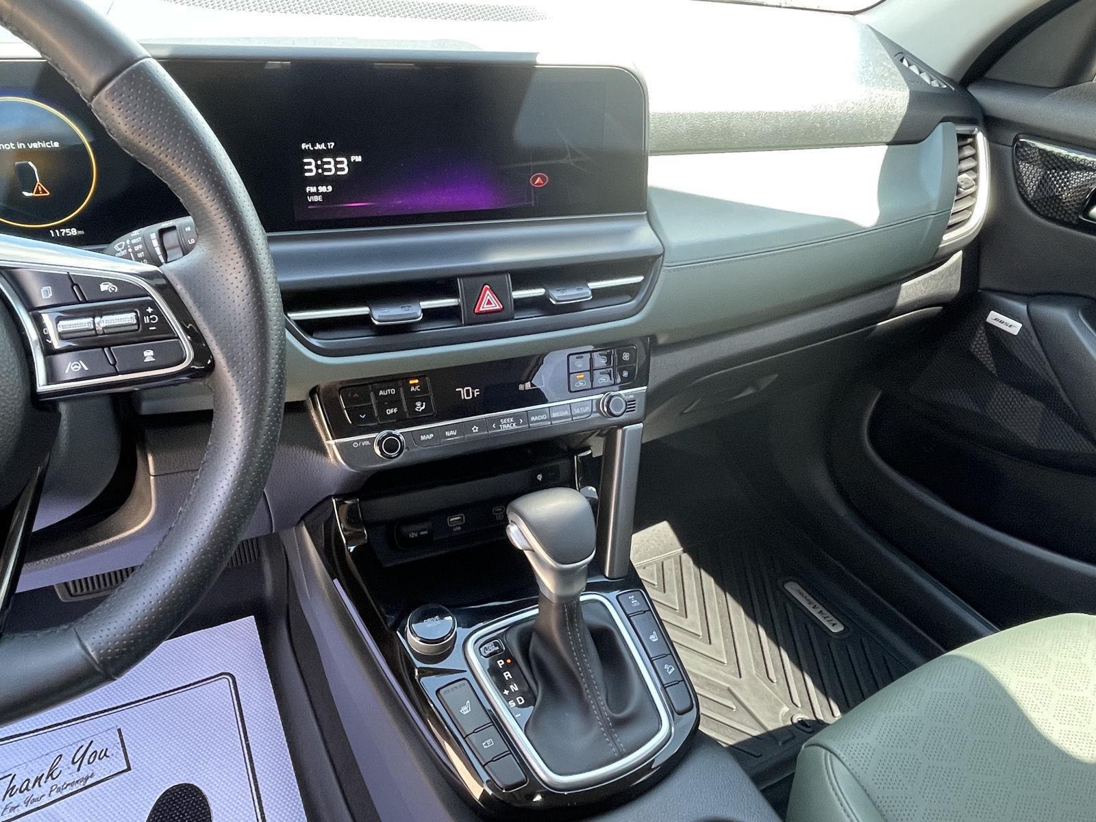 Vehicle photo 14