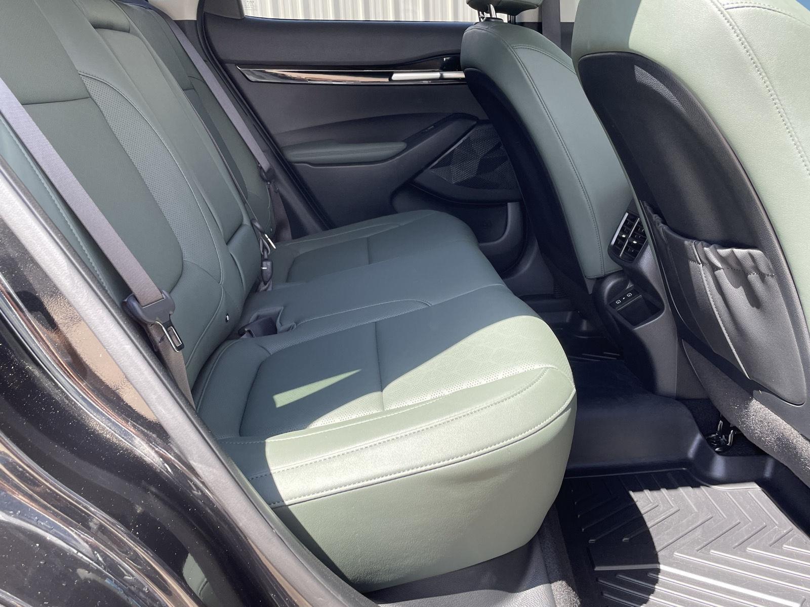 Vehicle photo 19