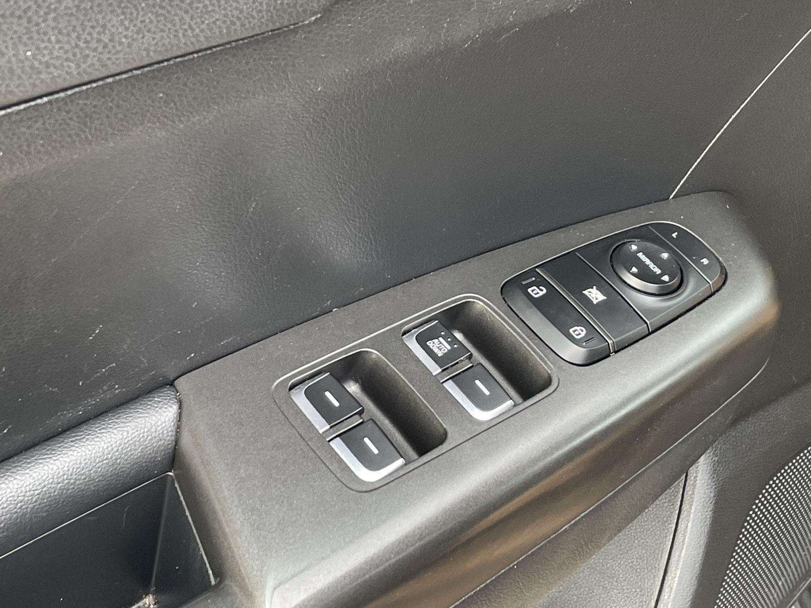 Vehicle photo 12