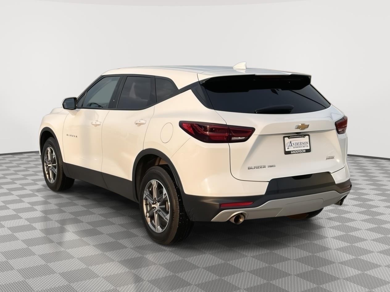 Vehicle photo 4