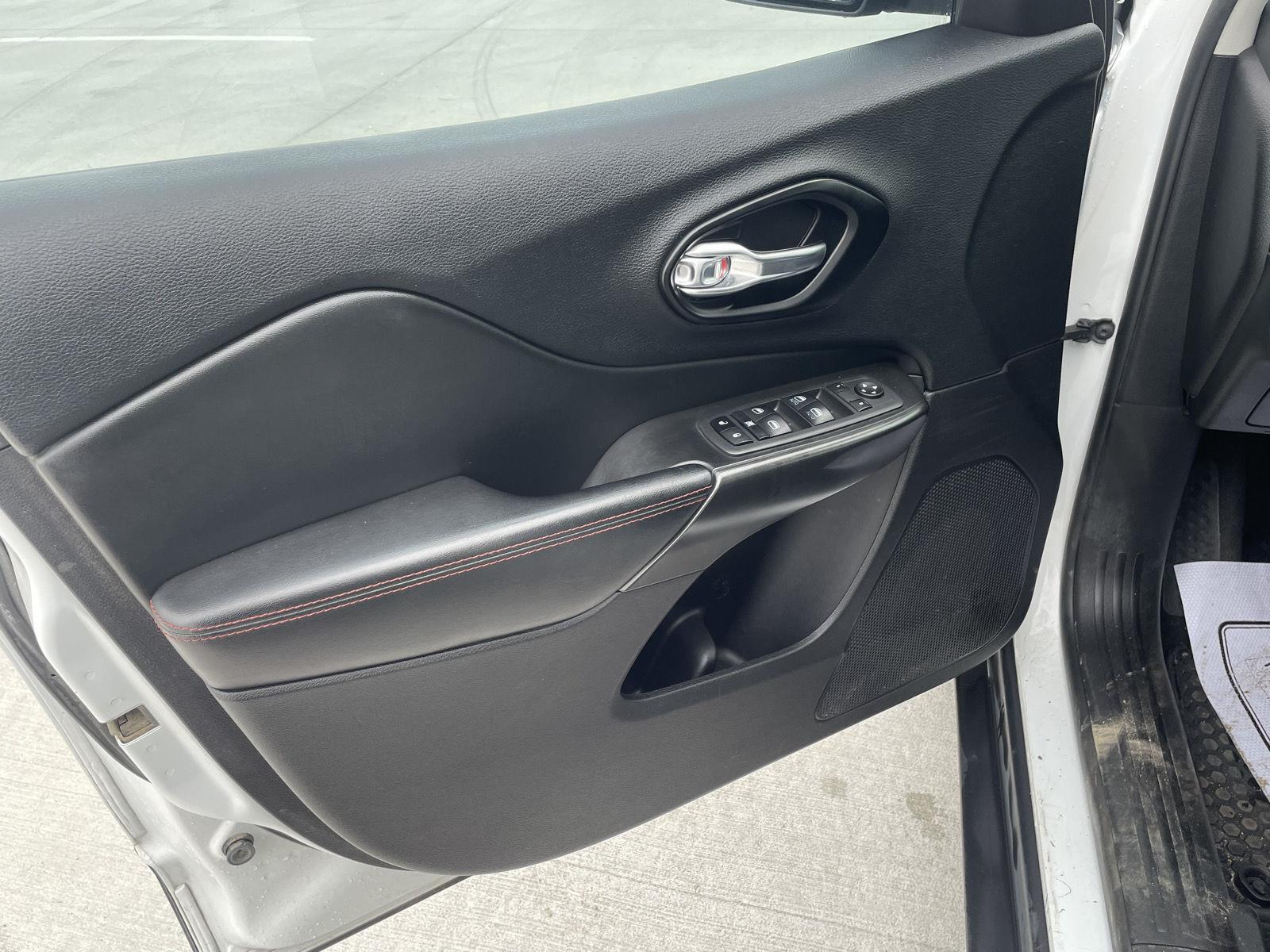 Vehicle photo 12