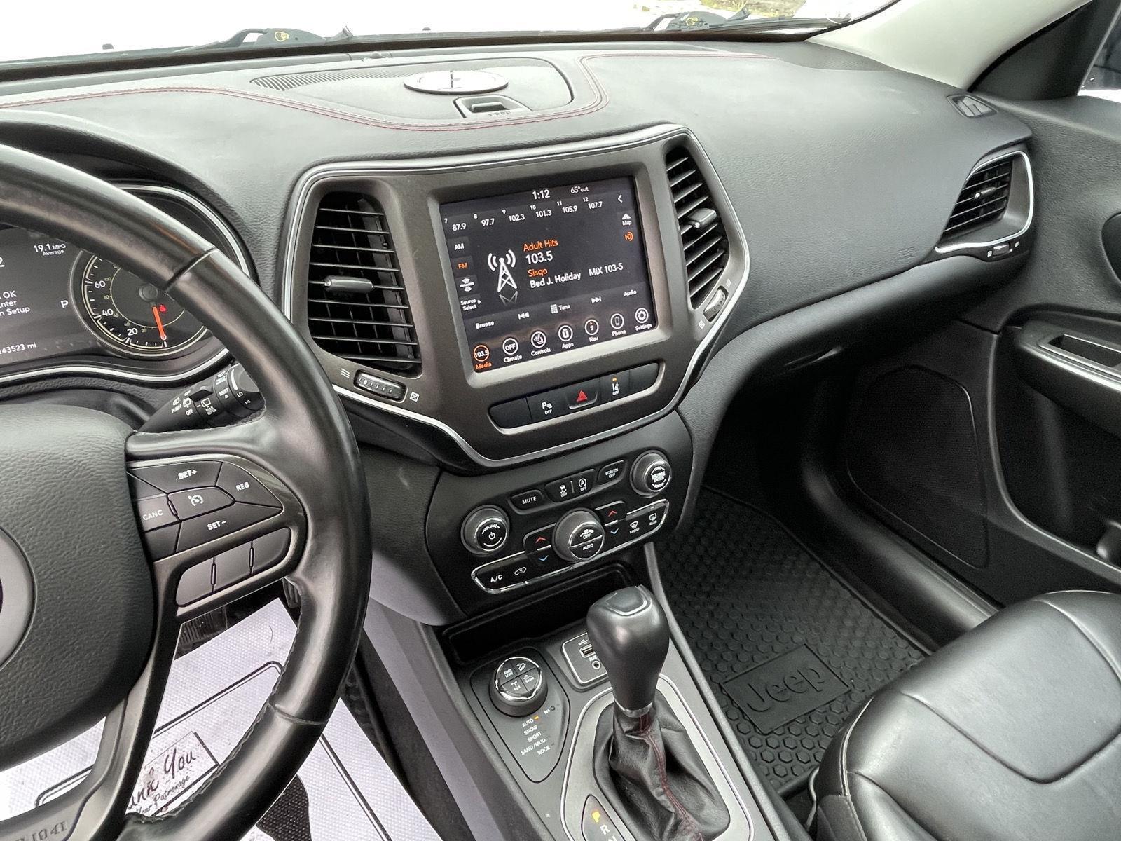 Vehicle photo 14