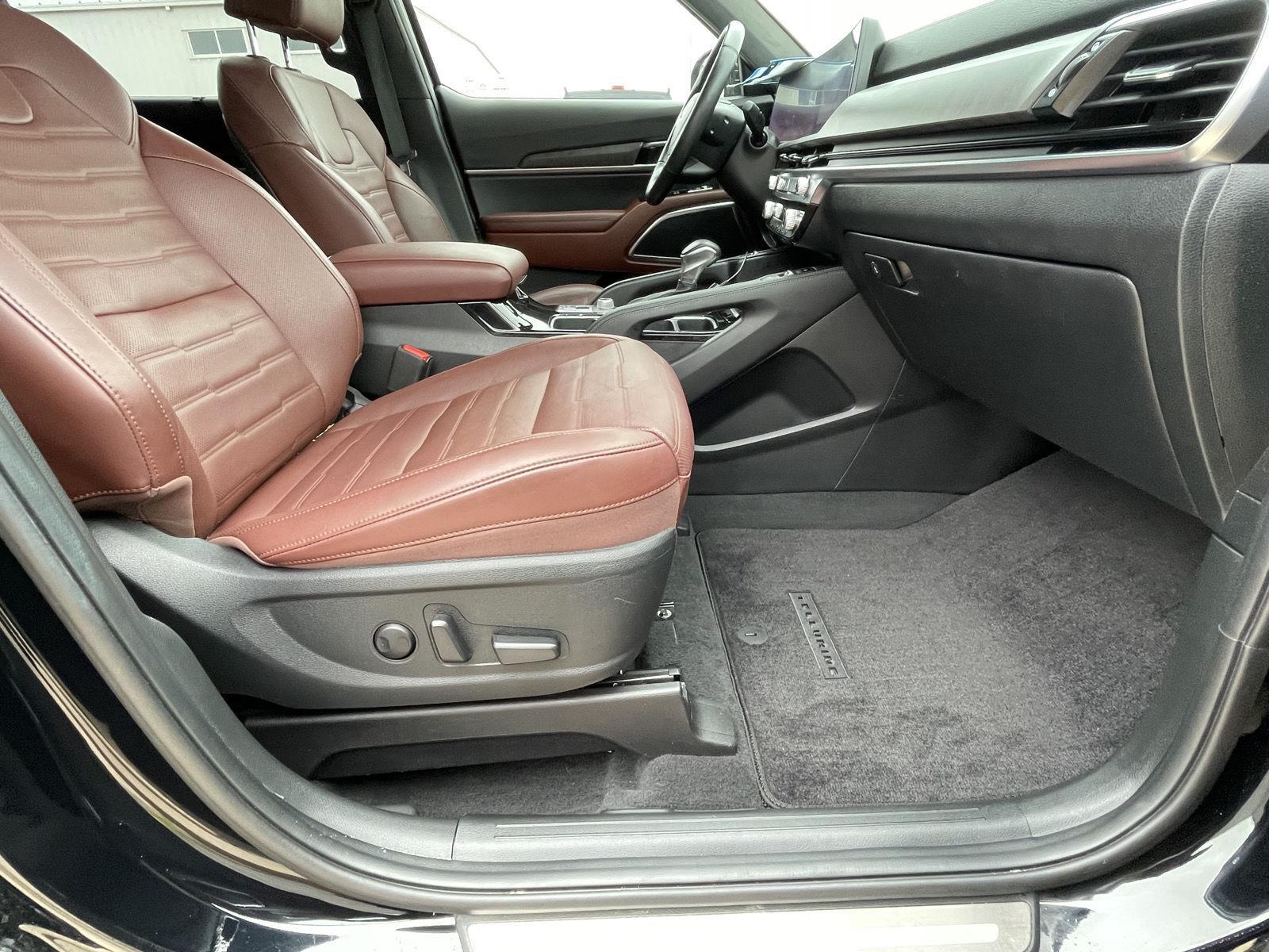 Vehicle photo 24