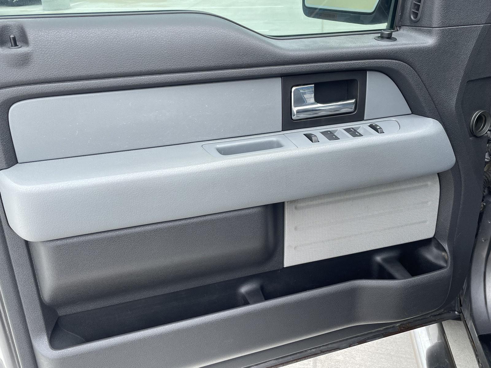 Vehicle photo 12
