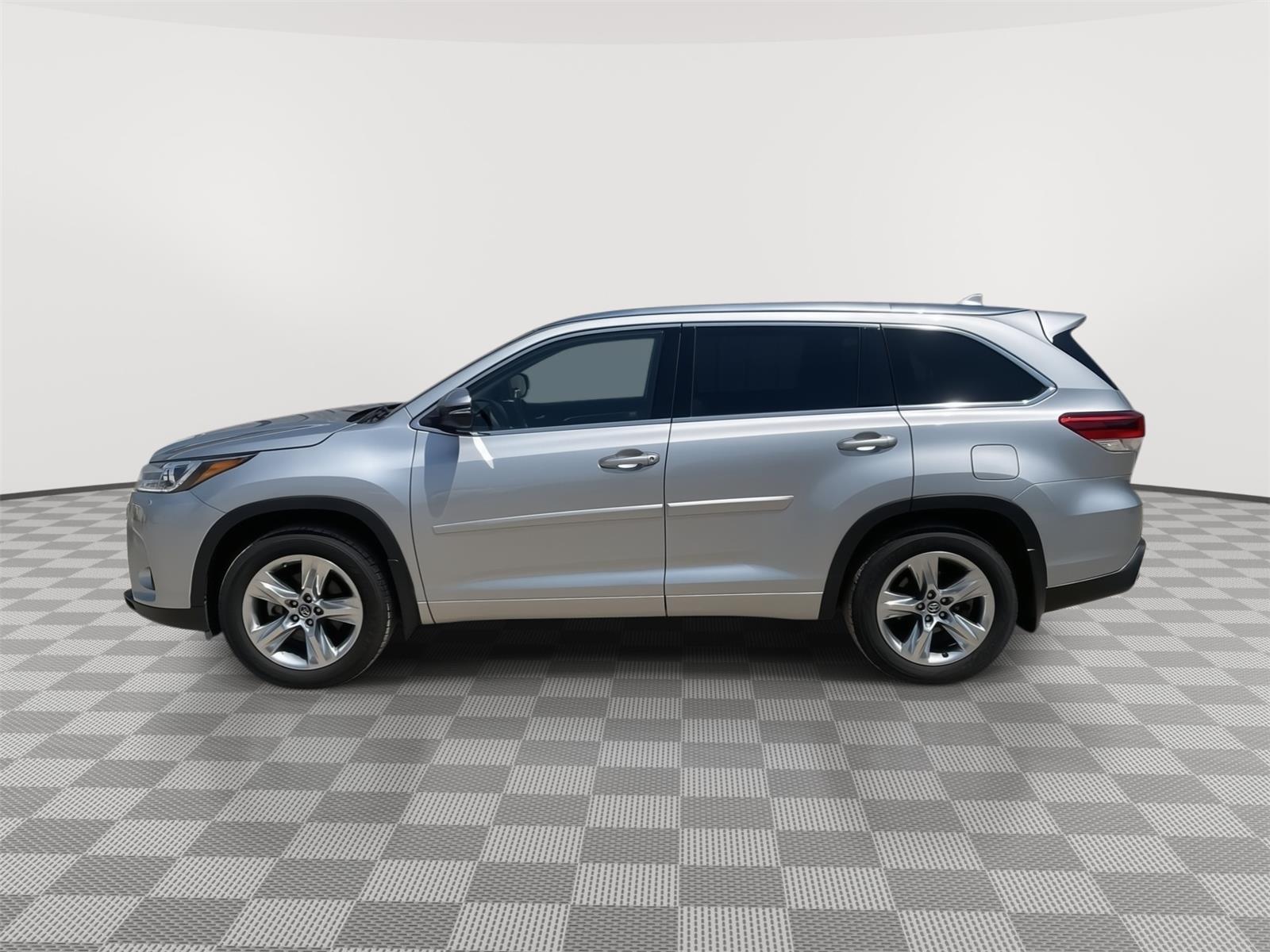 Vehicle photo 2