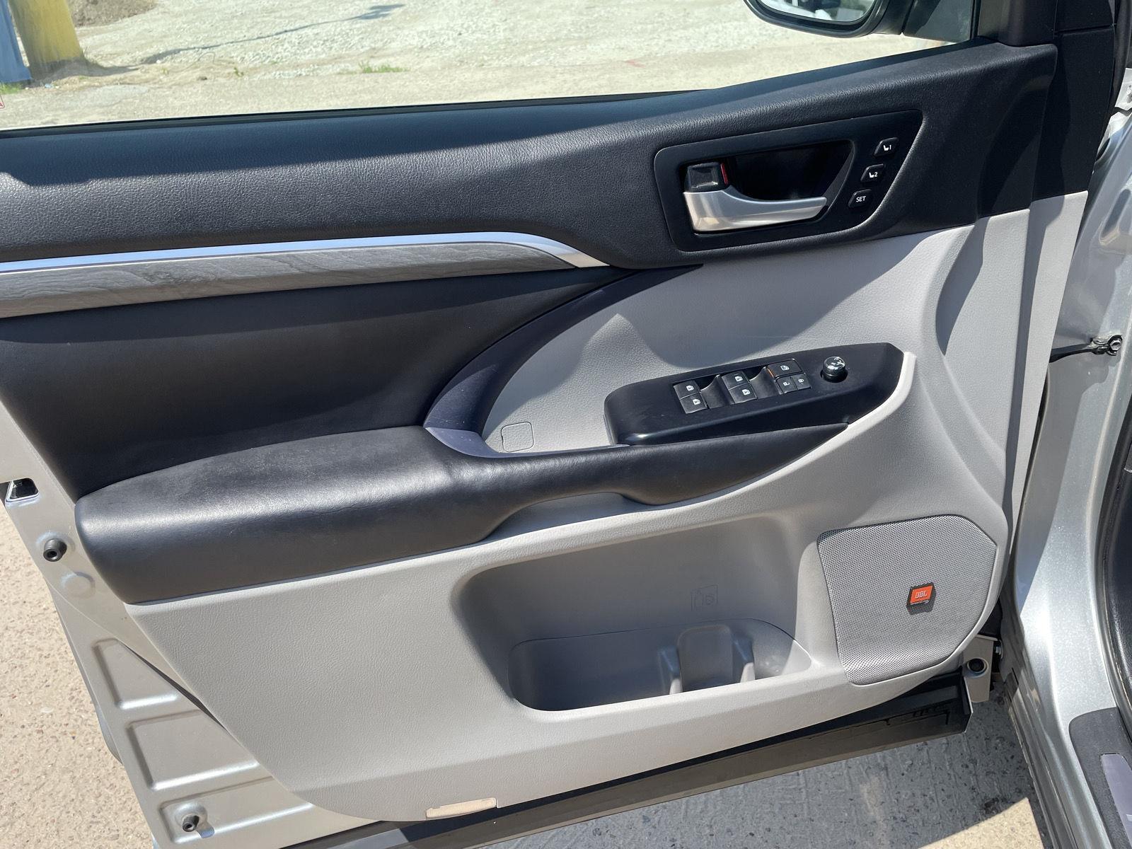 Vehicle photo 12