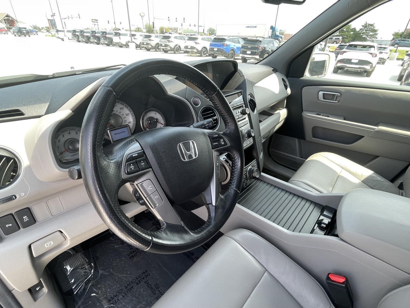 Vehicle photo 14