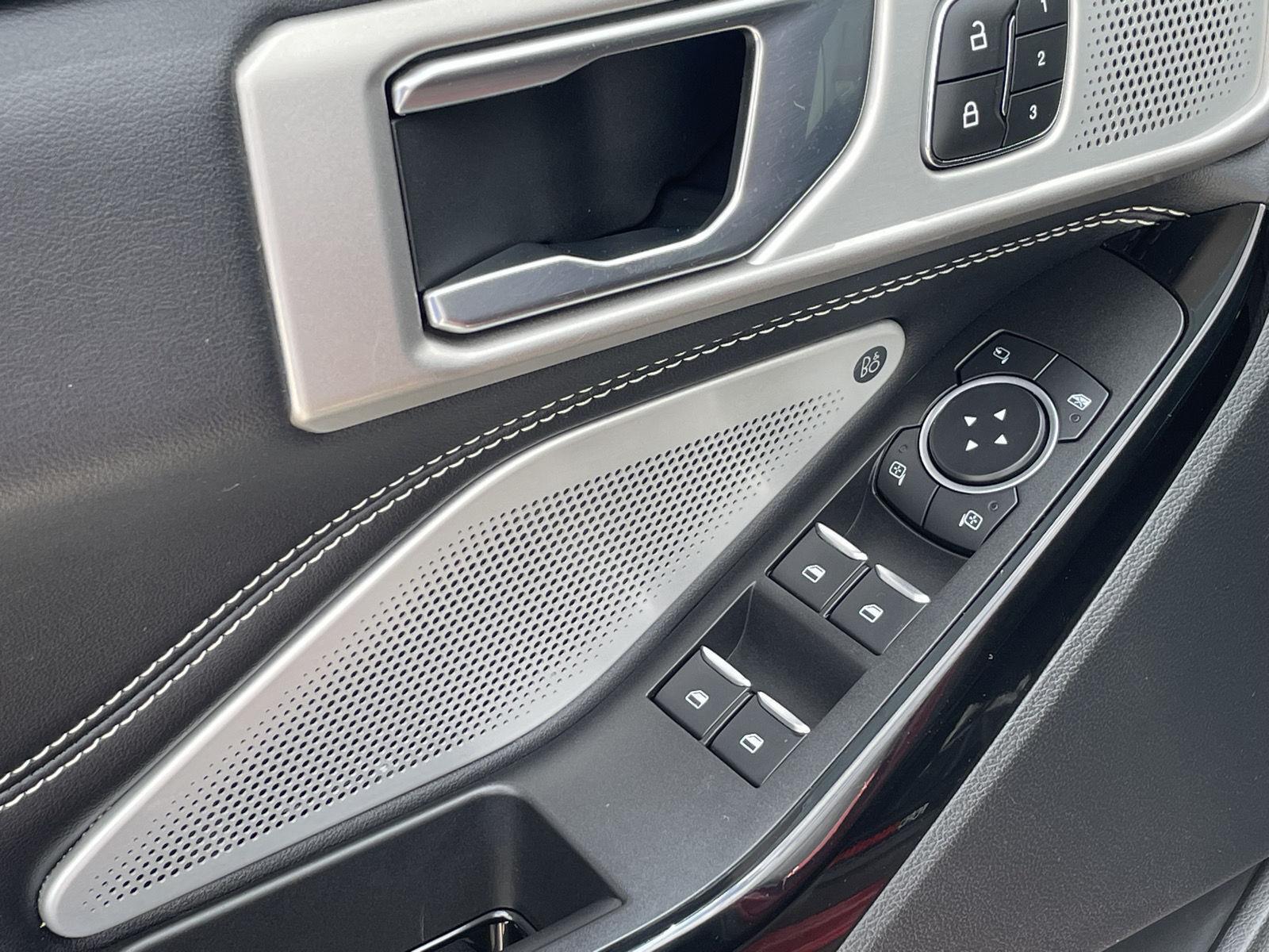 Vehicle photo 12