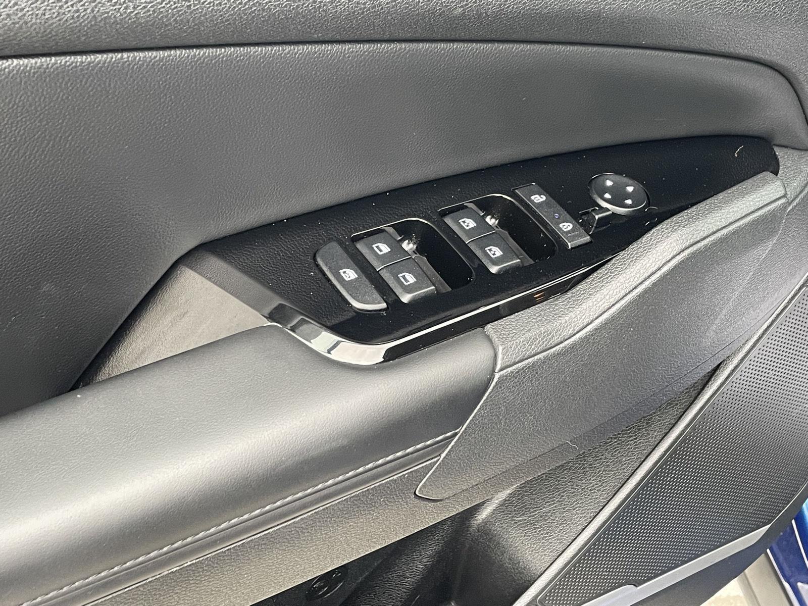 Vehicle photo 13
