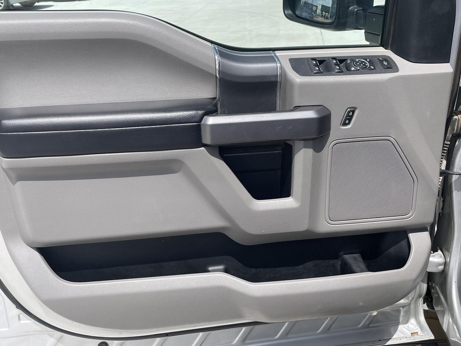Vehicle photo 12