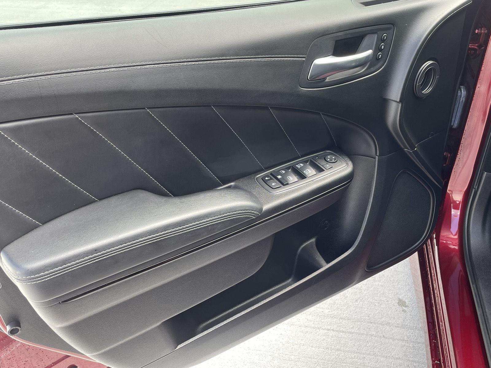 Vehicle photo 12