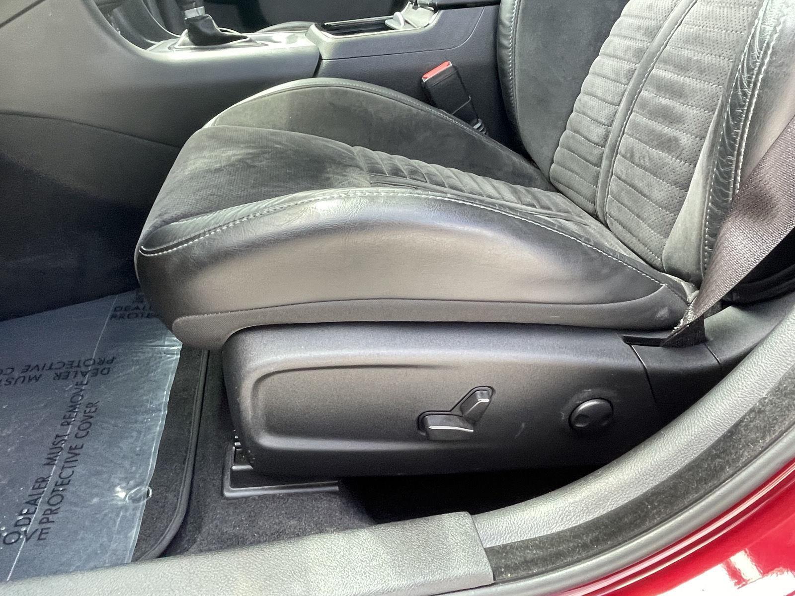 Vehicle photo 17